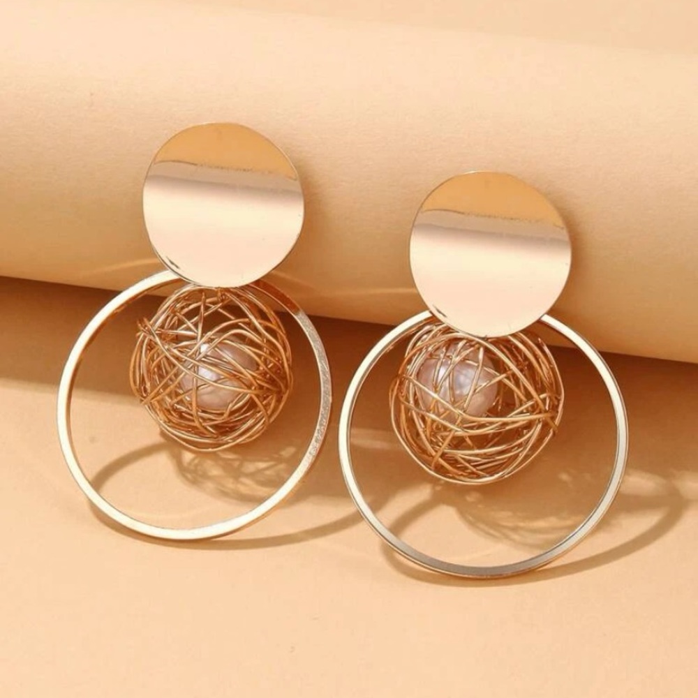 Chaotic Beauty Pearl Earring - Picture 2 of 2